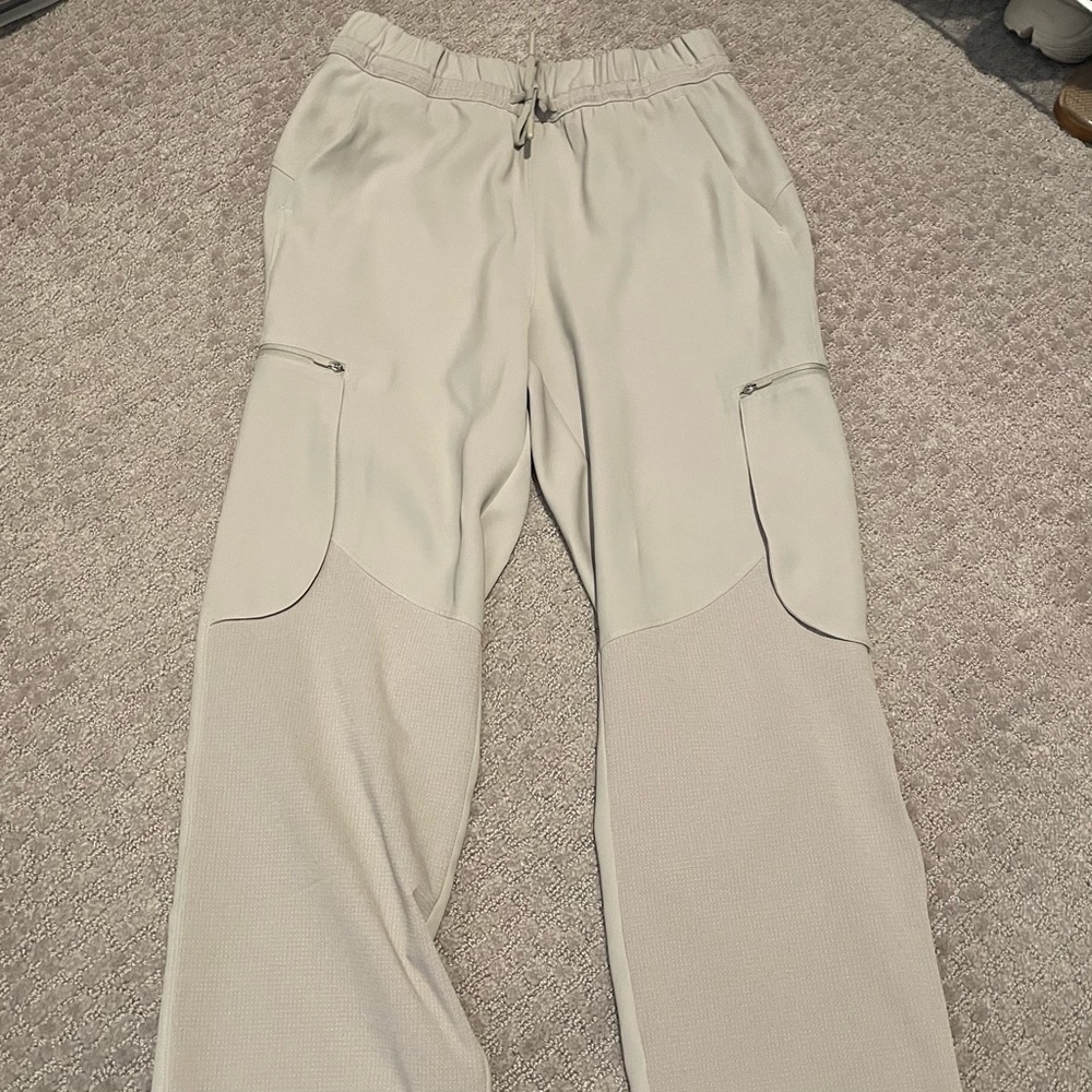 Lululemon Relaxed Mid-Rise Cargo Pant in Raw Linen - Size 4